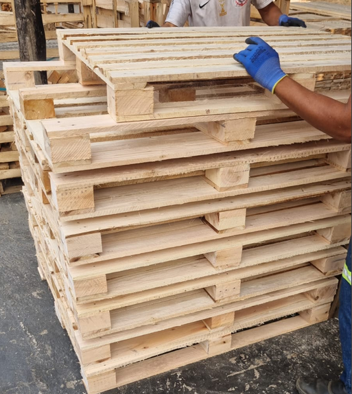 Paletes de madeira empilhados